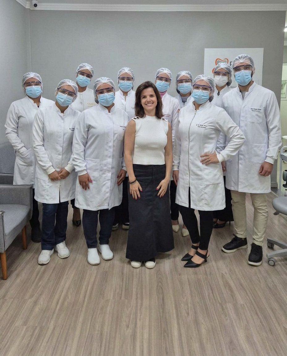 Equipe reunida em ambiente de clínica durante encontro de mentoria